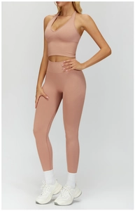 Détail de la taille haute côtelée et du col en V sur l'ensemble de yoga rose poudré