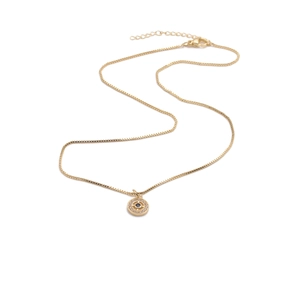 Dettaglio della collana occhio del male dorata con zirconi chiari e catena di estensione