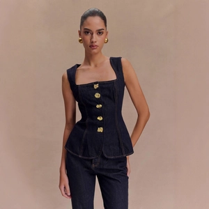 Tenue Denim Femmes Bleu Foncé Débardeur Sans Manches Col Carré Et Pantalon Droit Avec Boutons Dorés Ourlet Peplum