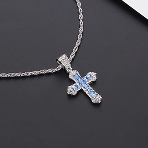 Pendentif croix en argent avec zircon bleu et chaîne torsadée pour femmes