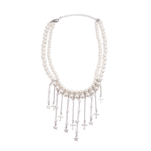 Élégant collier double épaisseur en perles avec pendentifs étoile et croix argentés