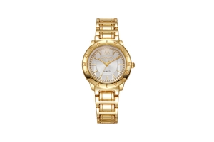 Détail d'une montre quartz dorée pour femme avec lunette en cristal et bracelet métallique