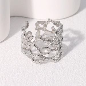 Detailaufnahme des unregelmäßigen hohlen Astdesigns am silbernen Edelstahlring