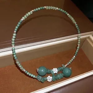 Collana stile neo-cinese con perle verde smeraldo, giada di loto e dettagli in fiori d'argento