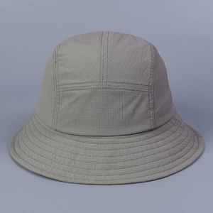Détail du tissu ripstop gris-vert et des coutures renforcées d'un chapeau de soleil