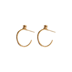 Boucles d'oreilles créoles C en plaqué or avec zircons brillants sur fond blanc