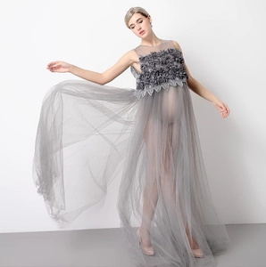 Robe de maternité élégante en tulle gris pour séance photo avec fleurs 3D et longue traîne