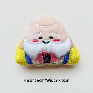 Détail de la peluche du Dieu de la Longévité avec broderie Fu et texture douce