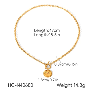 Vue détaillée du collier doré avec fermoir OT, dimensions, poids et pendentif serti