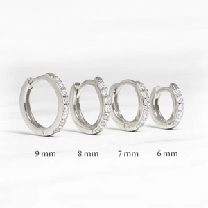 Comparación de tallas de pendientes de aro de plata y circonita de 9mm a 6mm