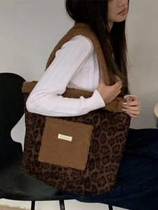 Faux fur leopard print tote bag with brown plush front pocket and large capacity
