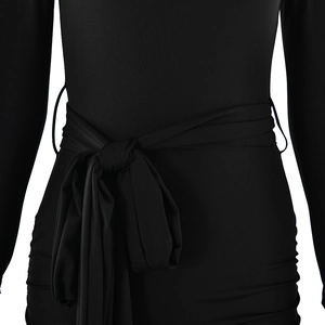 Détail de la taille nouée et du tissu froncé sur une robe noire moulante à manches