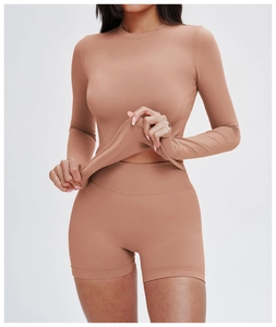 Details der nahtlosen High-Waist-Yogashorts mit geripptem Bund zur Bauchkontrolle