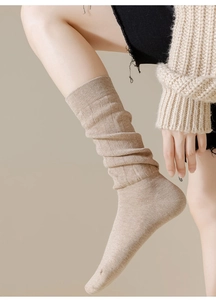 Détail de chaussettes en maille beige avec texture verticale et effet de pile décontracté