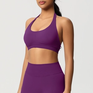 Détail du soutien-gorge de sport dos nu violet et leggings de yoga taille haute côtelés
