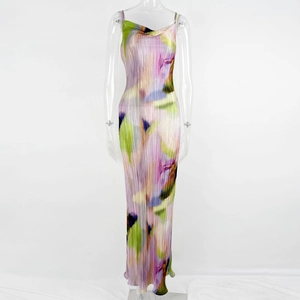 Détail de l'imprimé abstrait coloré et texture plissée sur la robe longue moulante
