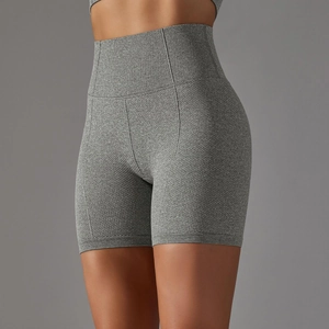 Dettaglio degli shorts da yoga grigi a vita alta con trama a nido d'ape senza cuciture