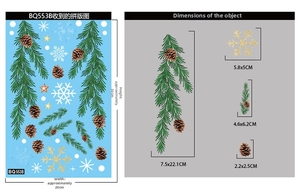 Detailansicht der Weihnachtsfensteraufkleber mit goldenen Schneeflocken und Tannenzweigen