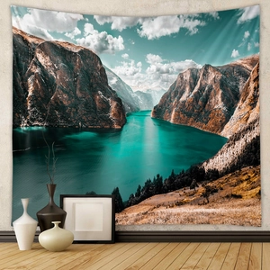 Detail eines Landschaftswandteppichs mit Bergen und Seen im modernen Wohnzimmer