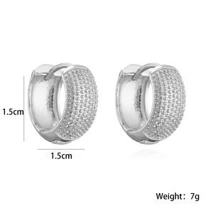 Détail des créoles argentées de 1.5cm avec zircons, plaqué or 18K, poids 7g par paire