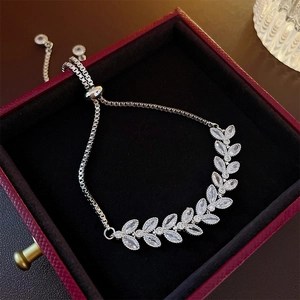 Bracelet élégant en argent avec feuilles en zircone et fermoir ajustable dans un écrin