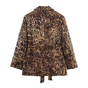 Chaqueta blazer de leopardo para mujer con acabado satinado vista posterior plana