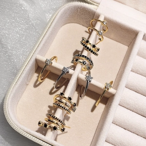 Orecchini a cerchio geometrici con zirconi neri in finiture oro e argento lucido