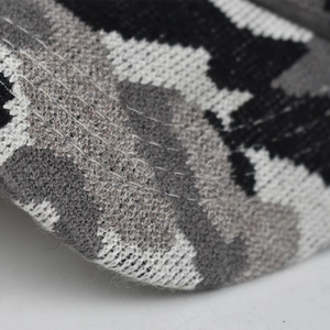 Makroaufnahme einer Camouflage-Strickmütze mit detaillierten grauen Nähten und Textur