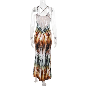 Dettaglio dell'abito lungo tie-dye con schiena scoperta, spalline incrociate e pieghe slim