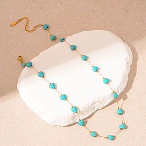 Collier vintage en turquoise en forme de cœur avec chaîne dorée et perles