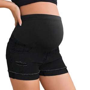 Vista laterale di pantaloncini di jeans neri premaman con supporto addominale a vita alta