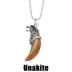 Vintage wolfskop hanger ketting met natuurlijke Unakite steen in een retro punk stijl