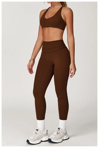 Dettaglio dei leggings da yoga a vita alta e reggiseno sportivo con scollo a V marrone opaco