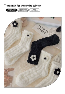 Nahaufnahme dicker Korallenfleece-Socken mit 3D-Blumendetails und flauschiger Textur