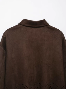 Détail de la veste en daim marron avec ourlet découpé au laser et texture premium