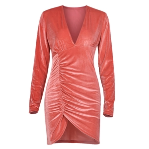 Détail de la robe en velours à col en V avec fronces et texture rose corail