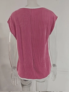Vue arrière du débardeur en maille côtelée à rayures roses et blanches sur un mannequin