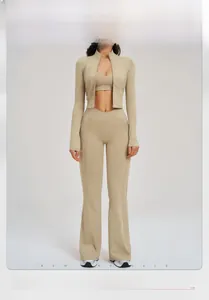 Completo sportivo 3 pezzi con giacca a zip e pantaloni svasati in beige crema tenue