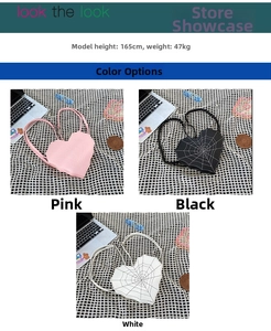 Détail de sacs à bandoulière en forme de cœur avec coutures en toile d'araignée stylées