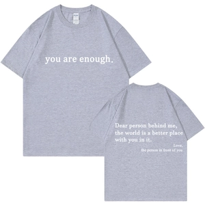 T-shirt gris à col rond avec message inspirant imprimé sur le devant et dans le dos