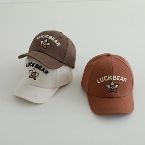 Trois casquettes de baseball pour enfants marron, crème et caramel avec broderie