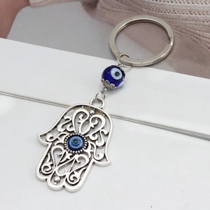 Dettaglio del portachiavi con Mano di Fatima e Malocchio in finitura argento antico