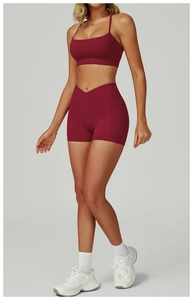 Détail du short de yoga à taille haute en V avec poches latérales en rouge foncé