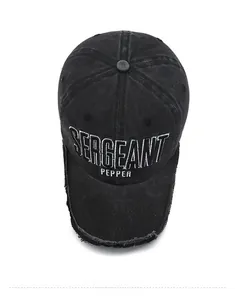 Détail de la casquette en denim gris délavé avec broderie lettrée Sergeant Pepper