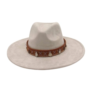 Détail d'un chapeau fedora gris avec bande bohème et breloques de pièces en argent