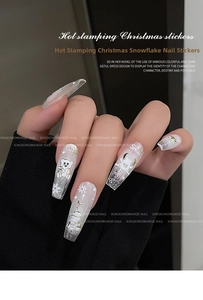 Detail von Bronzing Weihnachts-Nagelstickern mit Schneeflocken und Bären auf Händen