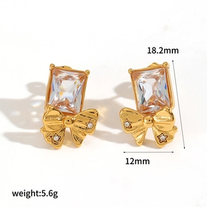 Detailansicht goldener Schleifenohrringe mit Zirkonia und Maßangaben in Millimetern