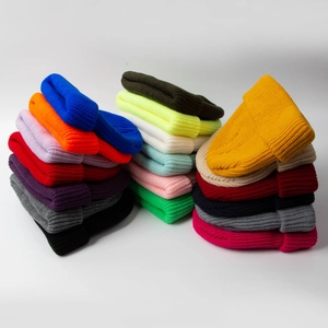 Bonnets en tricot colorés dans divers tons tendance pour hommes et femmes hiver
