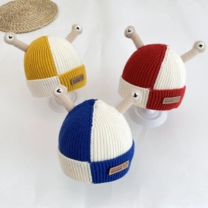 Bonnets tricotés mignons pour bébés style escargot avec antennes en jaune, rouge et bleu