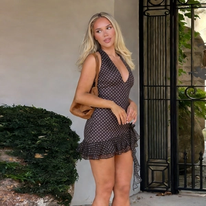 Élégante robe licou marron foncé à pois avec décolleté en V profond et ourlet à volants